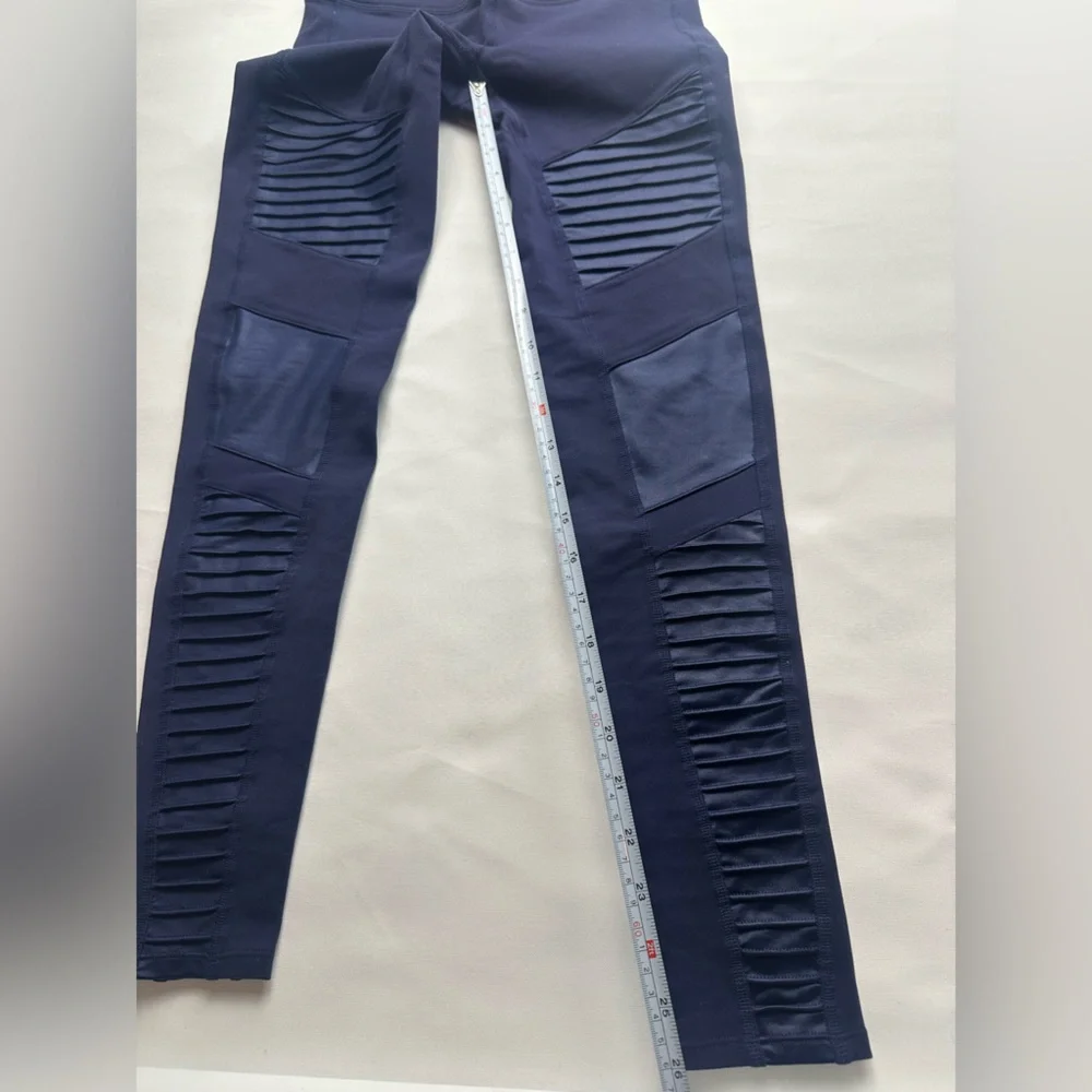 ALO navy low rise leggings. Size small